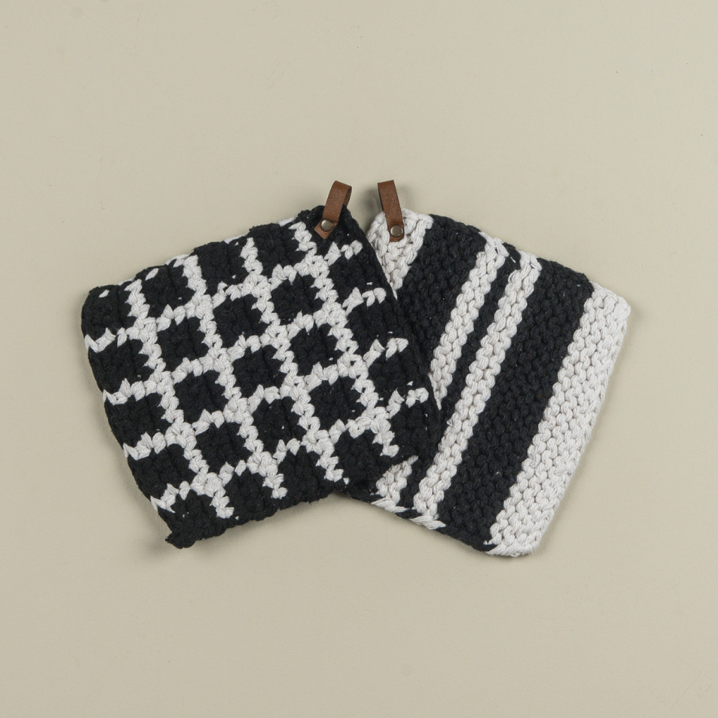 BLACK & WHITE KNIT POTHOLDERS