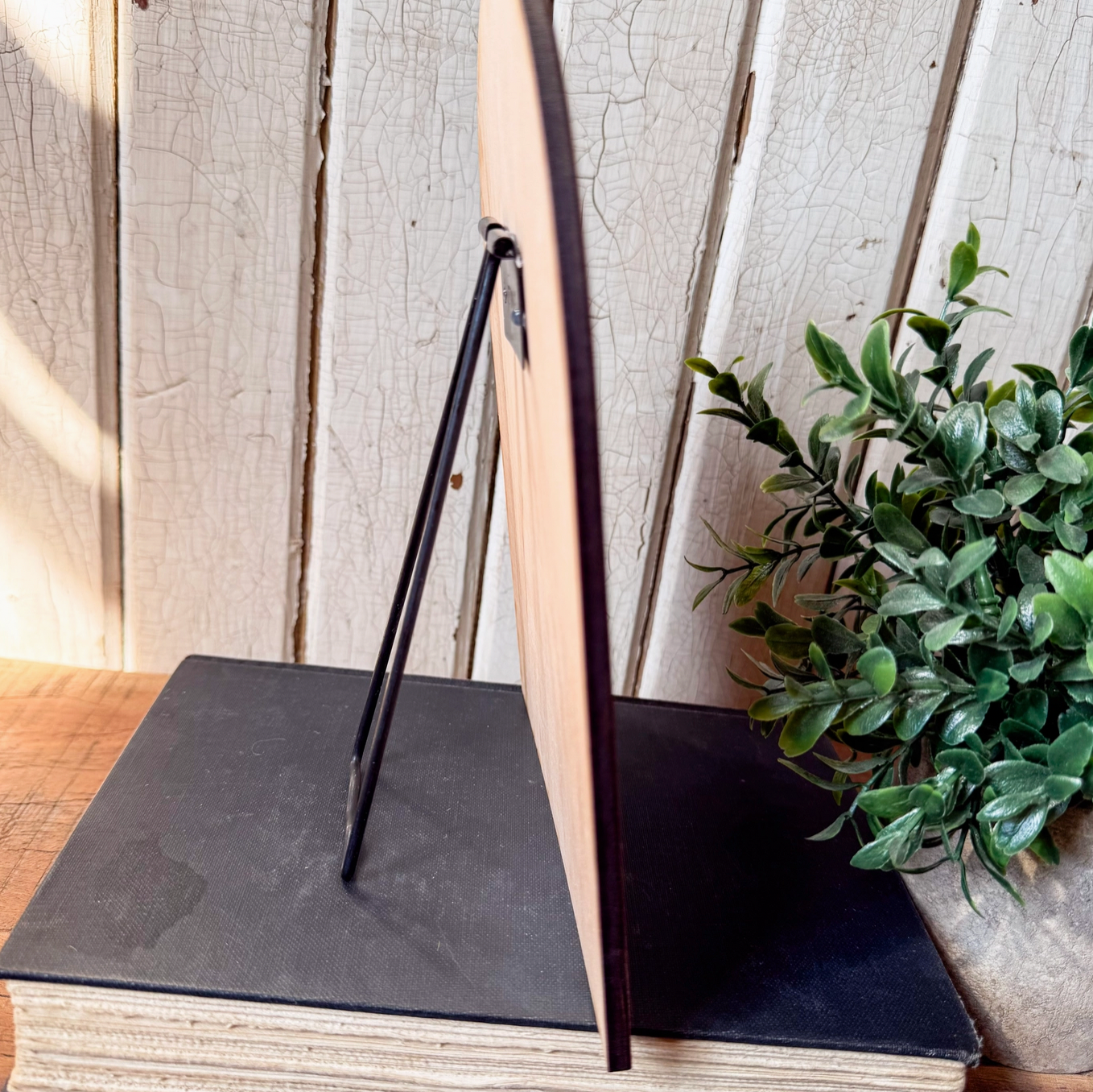 White Daisies in Vase Arched Wood Sign Shelf Sitter