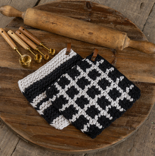 BLACK & WHITE KNIT POTHOLDERS
