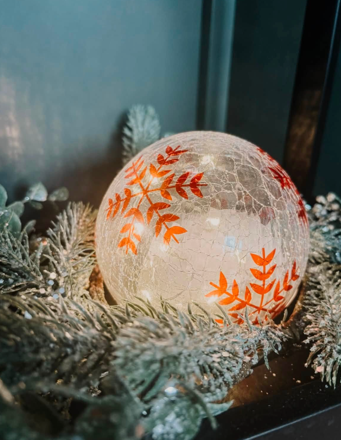 Red Hand-painted Snowflake LED Crackled Globe
